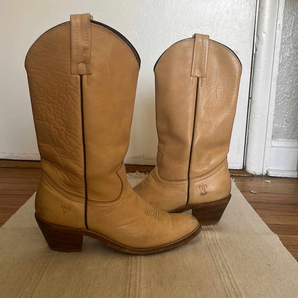 Vintage Frye western cowboy boots! Apricot tan color